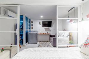 1 dormitorio con 1 cama y sala de estar en Casa Rachel en Cartagena de Indias