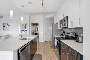 Η κουζίνα ή μικρή κουζίνα στο Stunning 2-Bed Condo with Panoramic DT Tampa Views