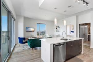 Η κουζίνα ή μικρή κουζίνα στο Stunning 2-Bed Condo with Panoramic DT Tampa Views +18 φωτογραφίες