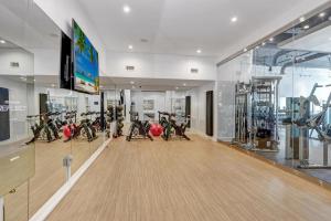 ein Fitnessstudio mit einem Haufen Fahrräder in einem Zimmer in der Unterkunft Stunning 2-Bed Condo with Panoramic DT Tampa Views in Tampa