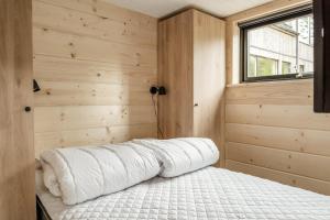 Postel nebo postele na pokoji v ubytování Liten stuga nära Lindvallen