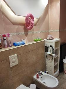 W łazience znajduje się umywalka, toaleta i lustro. w obiekcie Marytilla w Budapeszcie
