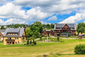 ein Anwesen mit einem großen Haus auf einem Feld in der Unterkunft Landhotel zu Heidelberg in Seiffen