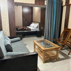 salon z kanapą i łóżkiem w obiekcie Hotel Monal w mieście Pithorāgarh