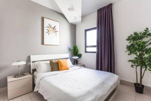 Un dormitorio con una cama blanca y una planta en 3Bedroom Suite with Balcony Shenkin Hotel, en Tel Aviv