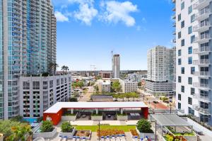 een luchtzicht op een stad met hoge gebouwen bij Stunning 2-Bed Condo with Panoramic DT Tampa Views in Tampa