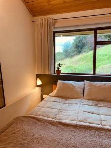 1 dormitorio con 1 cama y ventana grande en Casa Abrigo, en Tocancipá