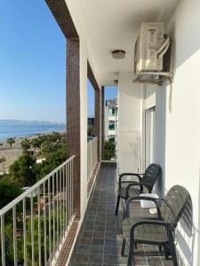 einen Balkon mit Stühlen und Meerblick in der Unterkunft Avenir Apartment in Durrës