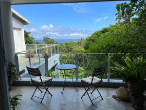 拉姆斯蓋特的住宿－Bo-Yoga，阳台配有桌椅,享有海景。