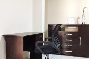 - un bureau avec une chaise à côté d'un bureau en bois dans l'établissement Nuevo Estudio Céntrico I, à Santa Cruz de la Sierra
