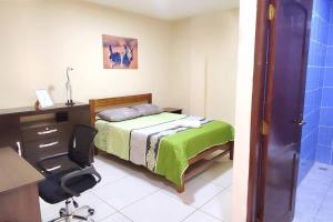 - une chambre avec un lit, un bureau et une chaise dans l'établissement Nuevo Estudio Céntrico I, à Santa Cruz de la Sierra