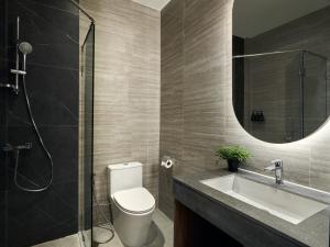 皮皮岛Panmanee Hotel-Newly Renovated的配有马桶、水槽和镜子的浴室