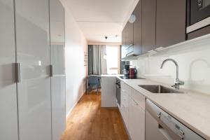 Virtuvė arba virtuvėlė apgyvendinimo įstaigoje 2ndhomes 1BR apartment with Sauna & Balcony in Kamppi