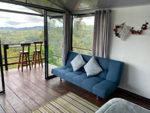 A seating area at Glamping El Pinar