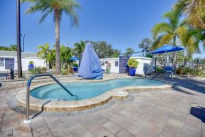 Peldbaseins naktsmītnē Sunlit Sarasota Cottage with Screened Porch! vai tās tuvumā