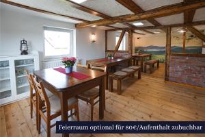 uma sala de jantar com mesas e cadeiras de madeira em Rhöner Heim em Kaltennordheim