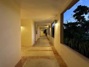 un pasillo vacío de una casa con un pasillo en All Ritmo by Andiani Travel, en Cancún 52 fotos más