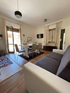 uma sala de estar com um sofá e uma mesa em Claudia' s apartment Ladispoli em Ladispoli