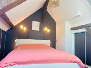 1 dormitorio con cama roja en el ático en Le Perchoir, appartement duplex au cœur d'Honfleur, en Honfleur