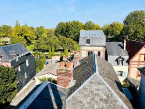 una vista aérea de los tejados de las casas en Le Perchoir, appartement duplex au cœur d'Honfleur, en Honfleur
