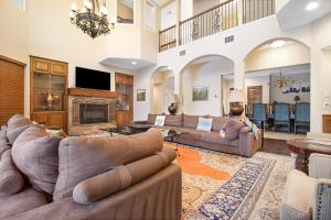 een grote woonkamer met banken en een open haard bij Lake Austin Lakeside Retreat in Austin