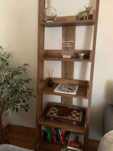 uma estante de livros numa sala com livros em Ivy Cottage, Aberfeldy - Highland Perthshire em Aberfeldy
