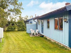シーピンスリーにある4 person holiday home in K PINGSVIKの青い家