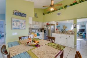 une salle à manger avec une table et une cuisine dans l'établissement Bayfront Placida Paradise with Kayak Walk to Beach!, à Placida