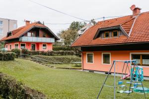 Vrt pred nastanitvijo Ferienhäuser Inge und Seeblick