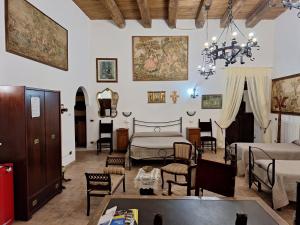 sypialnia z 2 łóżkami i salon w obiekcie il CAPITELLO w mieście Rieti