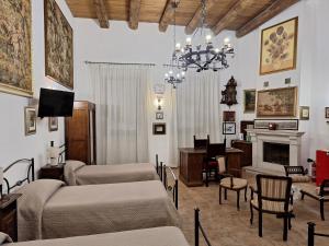 sala de estar con 2 camas y chimenea en il CAPITELLO en Rieti