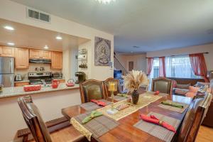 una cucina e una sala da pranzo con tavolo e sedie di Lovely Concord Townhome Retreat with Community Pool! a Concord