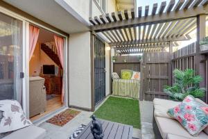 - une terrasse couverte avec un canapé et une télévision dans l'établissement Lovely Concord Townhome Retreat with Community Pool!, à Concord