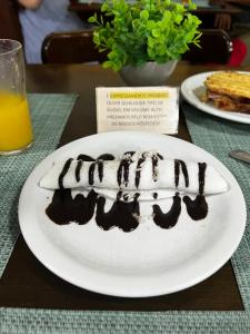 une assiette blanche avec un gâteau sur une table dans l'établissement Bicalho Flat beira mar - Hotel PontaNegraBeach, à Natal