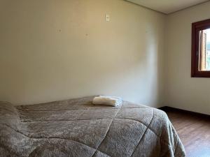 Cama o camas de una habitación en Apt Centro Gramado com Churrasqueira