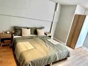 een slaapkamer met een groot bed in een kamer bij Creative 3 bedroom apartment 79m2 -BSH23- in Rotterdam
