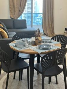 einen Tisch und Stühle im Wohnzimmer in der Unterkunft Spacious 2 Bed Apt at Marina in Dubai