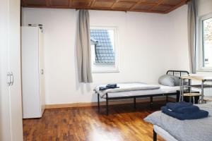 Habitación con 2 camas y ventana en Fully equipped Apartments, en Bönnigheim