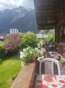 un balcón de una casa con vistas a la montaña en TellaHouse en Chamonix-Mont-Blanc