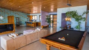 uma sala de estar com uma mesa de bilhar em Grand Oceanview Villas - Casa Aria and Casa Magnifique em Santa Teresa