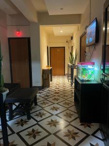 Uma televisão e/ou sistema de entretenimento em OYO Flagship The Thangal Hotel