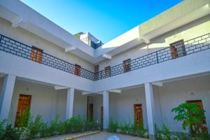 un gran edificio blanco con balcones. en Shali Hotel, en Wote