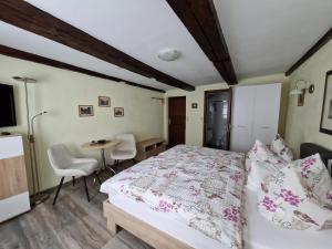 - une chambre avec un lit, une table et des chaises dans l'établissement Pension Zum Lukullus, à Wernigerode