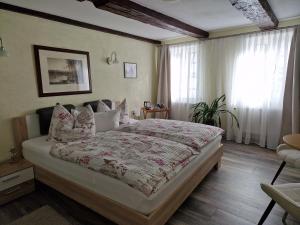 - une chambre avec un grand lit et une fenêtre dans l'établissement Pension Zum Lukullus, à Wernigerode