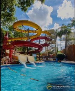 un tobogán de agua en una piscina de un complejo en Golden Dolphin Grand Hotel en Caldas Novas