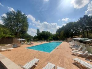 camping nature le Valenty mobil-home-Dordogne panoramique clim piscine内部或周边的泳池