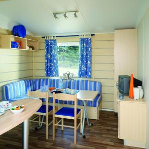 camping nature le Valenty mobil-home-Dordogne panoramique clim piscine的休息区