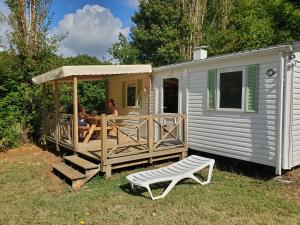 camping nature le Valenty mobil-home-Dordogne panoramique clim piscine外面的花园