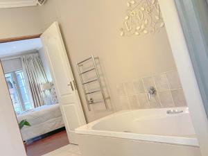 Amoris Guesthouse In Waterkloof Ridge的一间浴室