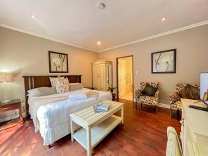 Amoris Guesthouse In Waterkloof Ridge客房内的一张或多张床位